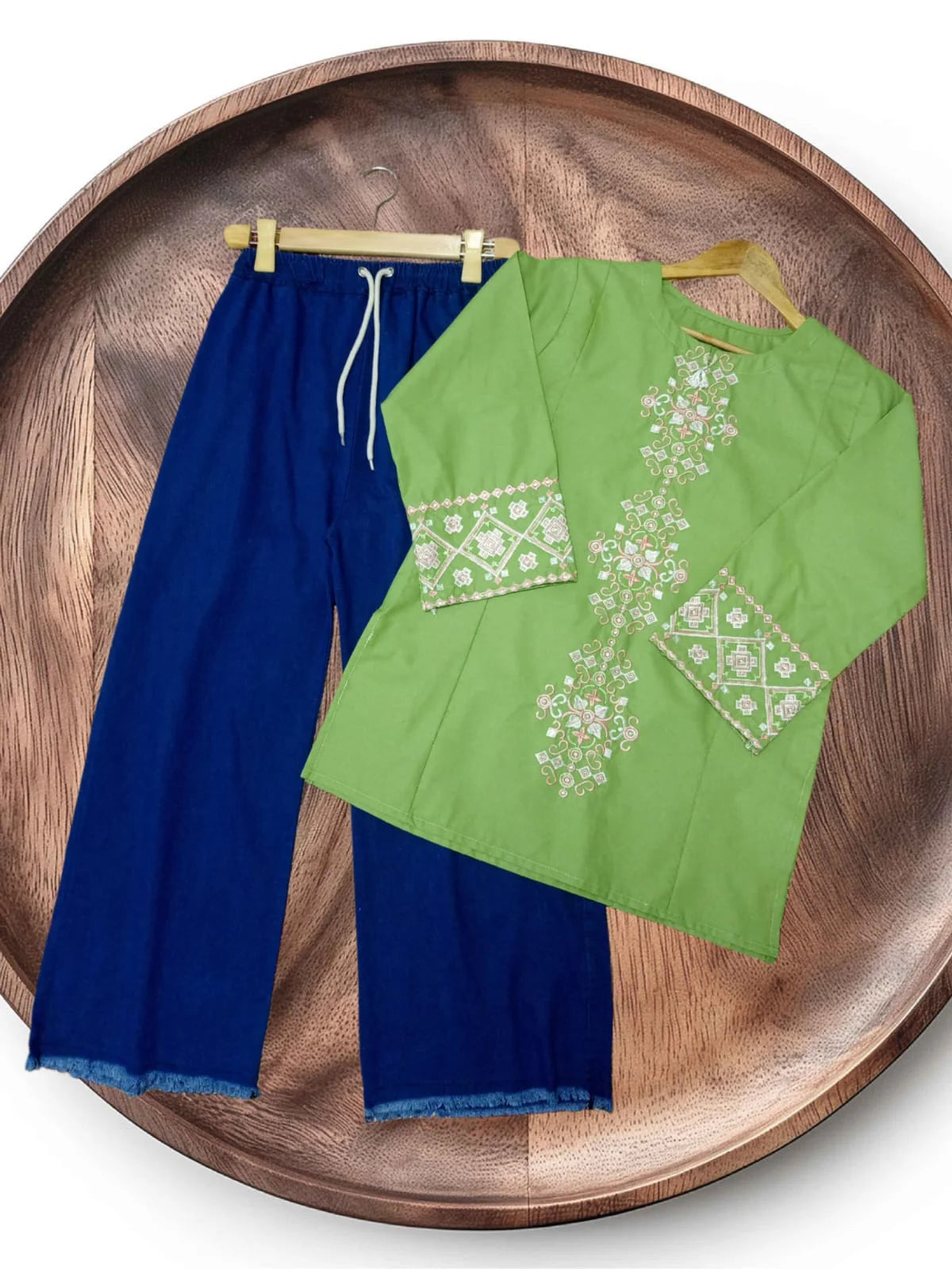 Center Embroidered Top&Jeans