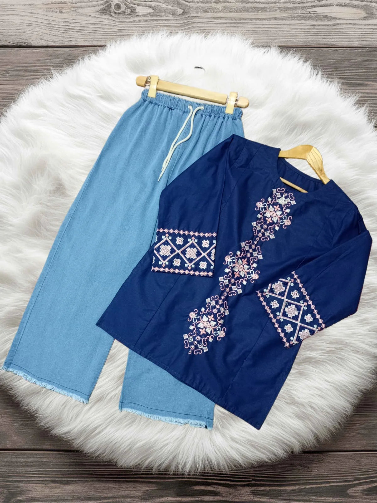 Center Embroidered Top&Jeans